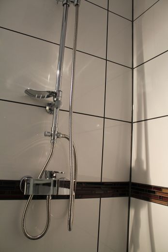 apartamento amueblado de 1 habitación con terraza soleada en ubicación céntrica – Foto 4