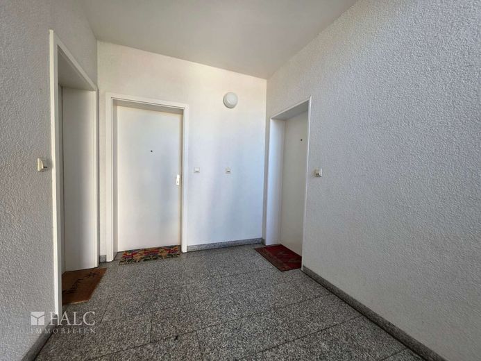Helle Wohnung mit fußläufig guter Anbindung, West-Balkon und Tiefgaragenstellplatz – Treppenhaus