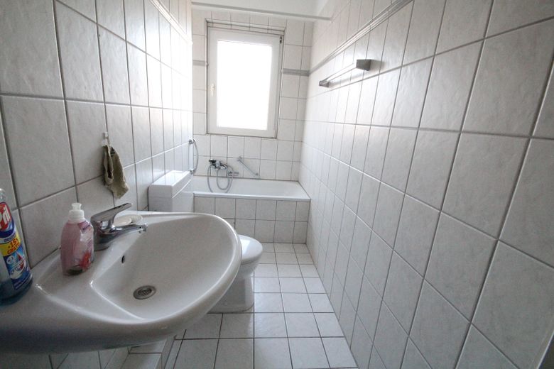 2,5 Raum Hattingen-Südstadt, Wannenbad + Fenster, Balkon 18 m², Energetikhaus – Helles Bad