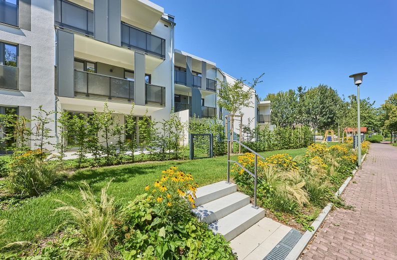 Neubau: Helle und ruhige Zwei-Zimmer-Wohnung mit luxuriöser Innenausstattung mit Balkon und EBK – Außenansicht 4