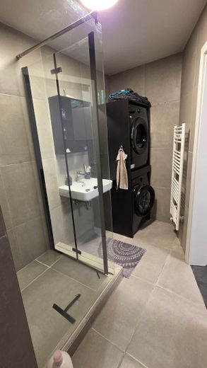 Volledig gerenoveerd appartement met nieuwe inbouwkeuken voor alleenstaande – Foto 9