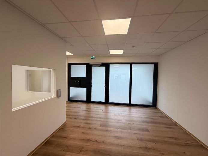 Moderne Gewerbefläche – Perfekt für Tagespflege, Arztpraxis, Kanzlei oder Therapiezentrum – Eingangsbereich Senioren, Büro