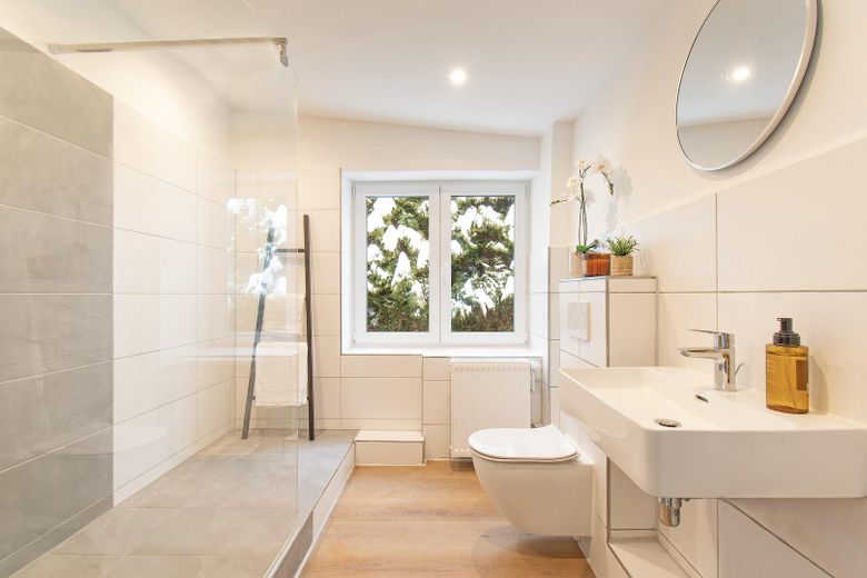 OG-Bad mit großzügiger Dusche