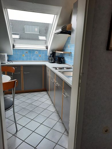 Sehr gepflegtes 4-Familien-Wohnhaus mit großem Gartengrundstück in Top Wohnlage von CR – DG Wohnung 1 Küche