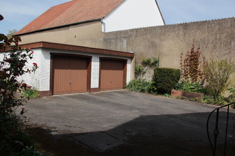 Hof mit Doppelgarage