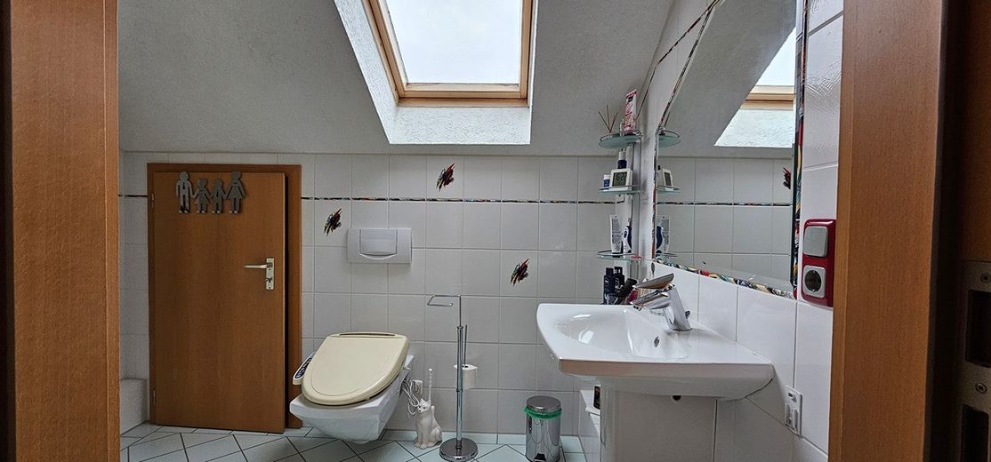 Hochwertig ausgestattetes Doppelhaushälfte-Eckhaus mit Garage, Garten und Wintergarten  in 41065 Mönchengladbach – Deutschland – NRW – Foto 19