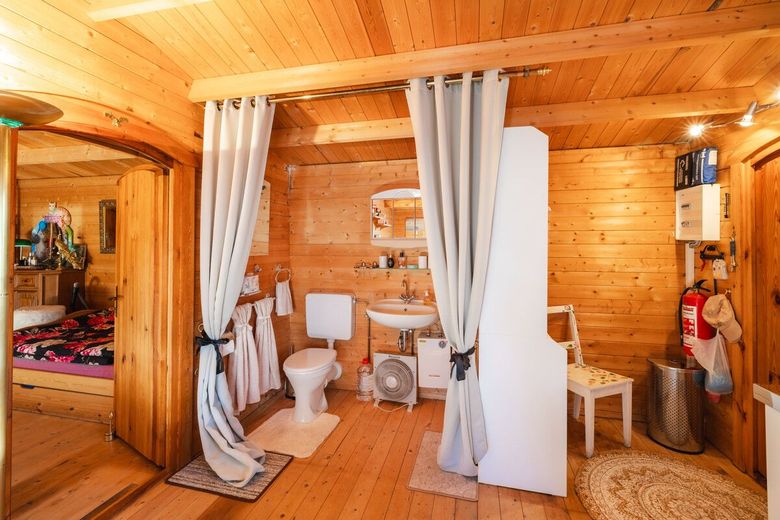 Toilette und Waschbecken