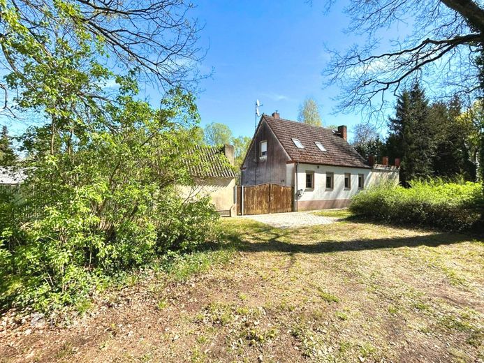 ***Natur &amp; Freiraum - Einfamilienhaus mit großem Grundstück in idyllischer Lage*** – Hausansicht Einfahrt