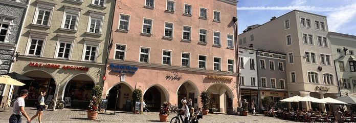 Top location! Beautiful office directly at Max-Josefs-Platz. Balcony & mountain views. No commission! – Hausansicht Max-Josefs-Platz
