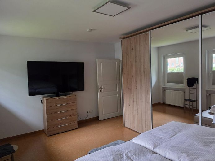 Israelsdorf: Gepflegtes EFH mit Einliegerwohnung nahe Naturschutzgebiet – Schafzimmer