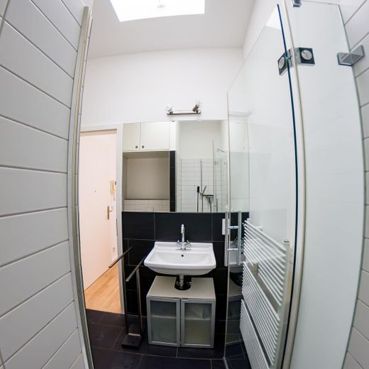 Elegante hochwertige DG-Wohnung nahe Kollwitzplatz – Gästebad Duschkabine