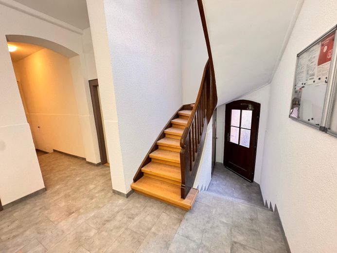 Central 2-room apartment with new kitchen – Altbaucharme im Treppenhaus
