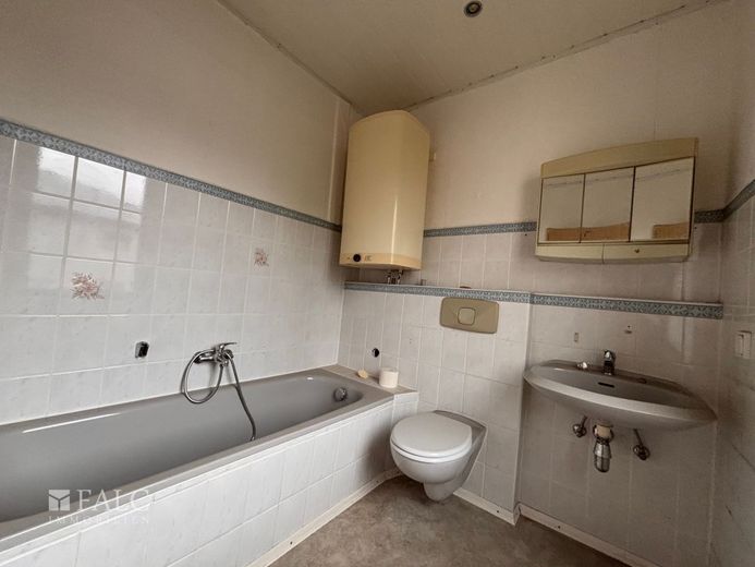 Mehrfamilienhaus mit Potenzial – Obergeschoss Badezimmer unsaniert
