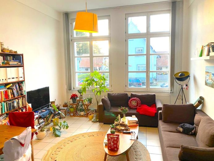 Helles Appartement mit Stellplatz und Einbauküche – Wohnzimmer