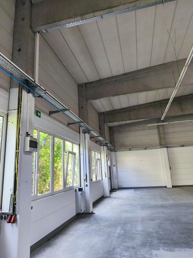 Gewerbehalle / Lagerhalle / Halle 624qm / Büro 247qm in 91126 Rednitzhembach – Fensterfront in der Halle
