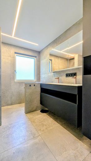 Kernsanierte Unternehmervilla mit einzigartigem Weitblick und luxuriöser Ausstattung – Kinderbad