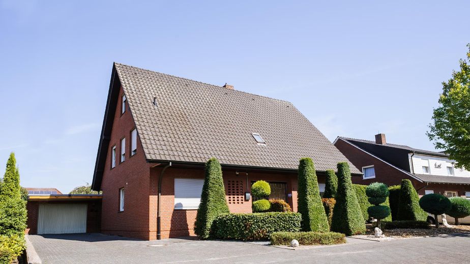 Casa unifamiliar bien cuidada con apartamento independiente, 165 m², parcela de 900 m² – Straßenansicht