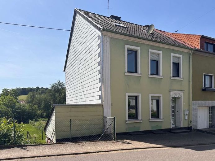 Preiswertes Familienhaus plus Baugrundstück! – Foto 1