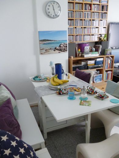 Schöne optimal geschnittene Dreizimmerwohnung, 76 qm, in Düsseldorf Flingern-Nord. – Essbereich im Wohnzimmer