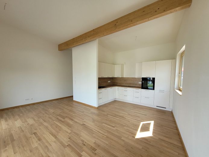 ERSTBEZUG – Traum am Cospudener See: 2-Raum-Wohnung mit Sonnenbalkon, EBK und TG-Stellplatz – Wohnbereich mit offener Küche