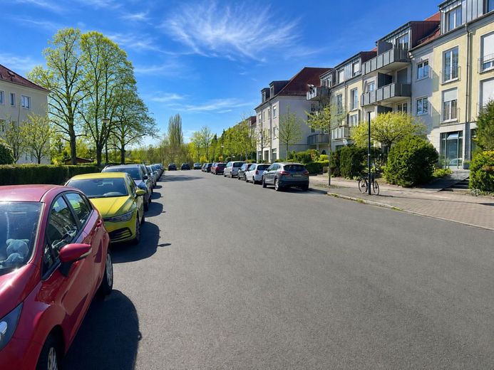 VERMIETETE EIGENTUMSWOHNUNG IN SCHÖNER LAGE – Blick in die ruhige Straße