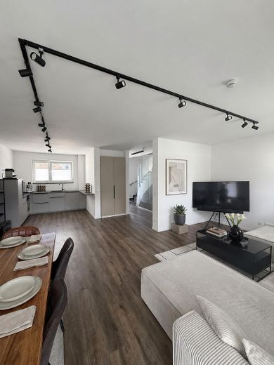 2023 yapımı dubleks · bağımsız ev girişi · balkon · 3 oda · mobilyalı mümkün – Fotoğraf 7