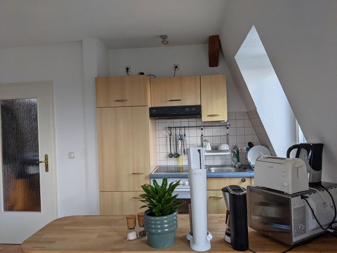 Stilvolle Altbau-Dachgeschoss 2-Zimmerwohnung mit Weitblick – Wohnküche