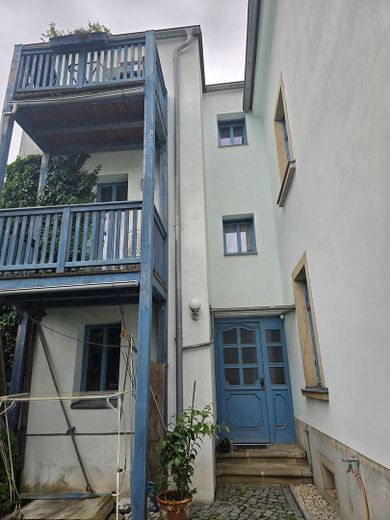 Denkmalgeschütztes Wohn- und Geschäftshaus direkt gegenüber dem Schloss Klippenstein – Altbau. Ansicht v.d. Terasse