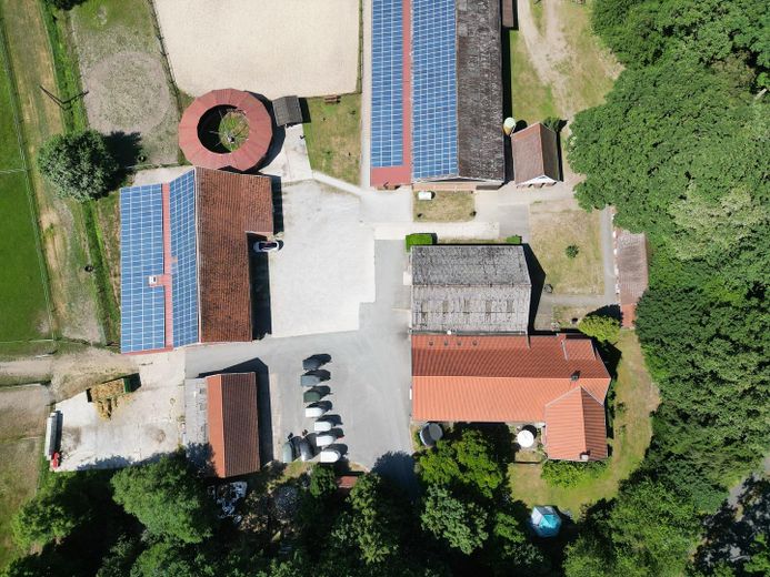 Reitanlage mit Wohnhaus und weitläufigen Koppeln – Reitanlage