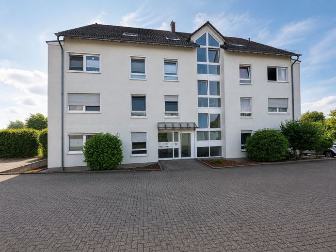 Vermietete Eigentumswohnung mit Terrasse und Gartenanteil in Haßlinghausen – Frontansicht