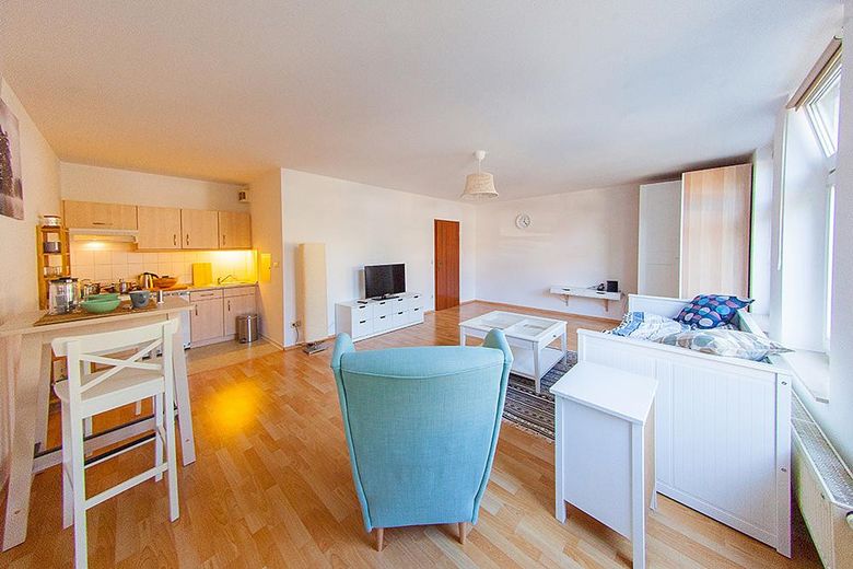 Ruhig, hell, möbliert - Apartment mit Top-Anbindung zwischen Adlershof und Flughafen BER – Wohnzimmer