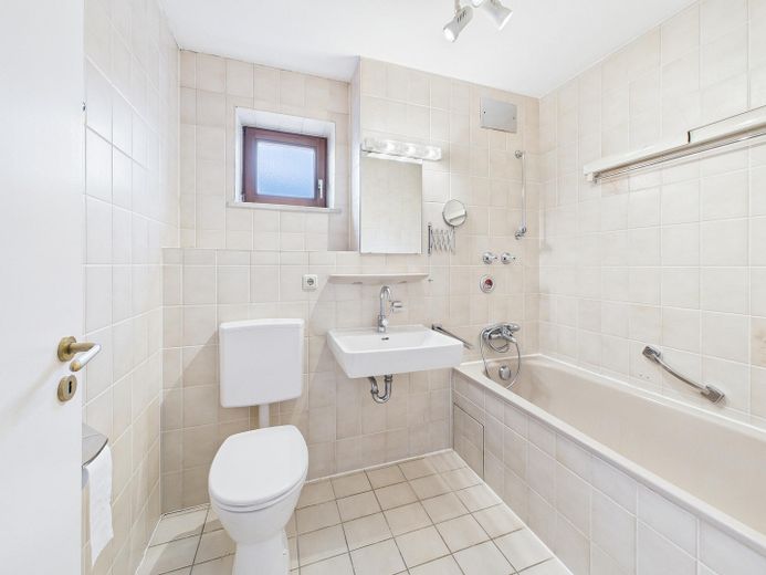 Helle 2-Zimmer-Dachgeschosswohnung mit Südbalkon und Tiefgarage in Ebersberg – Badezimmer