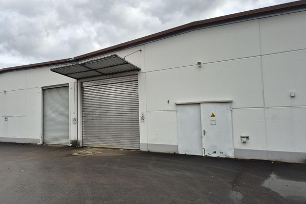 Hale przemysłowe z elektryczną bramą rolowaną do wynajęcia w Langenau
