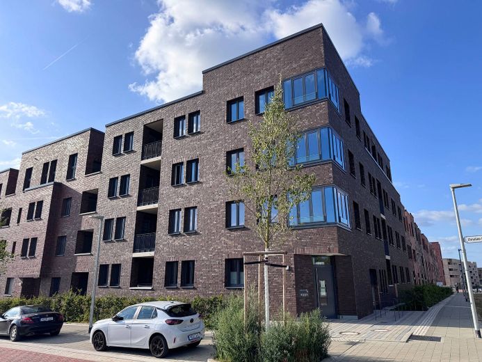 Obra nueva en PRIMERA OCUPACIÓN: Amplio piso de 4 habitaciones con COCINA INTEGRADA – Außenansicht II