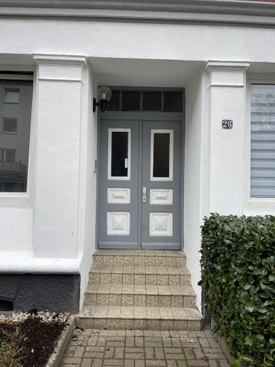 Helle, schöne und gepflegte Altbauwohnung mit Dielenfussboden und Einbauküche – Eingangstür 
