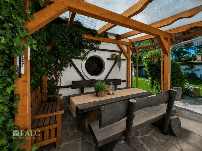 Provisionsfrei. Großzügiges Einfamilienhaus mit PV-Anlage und idyllischem Grundstück! – Überdachte Terrasse