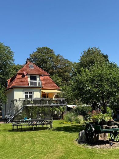 Stilvolles Einfamilienhaus mit 1.800 m2 Südgrundstück und hochwertiger Ausstattung – Rückansicht