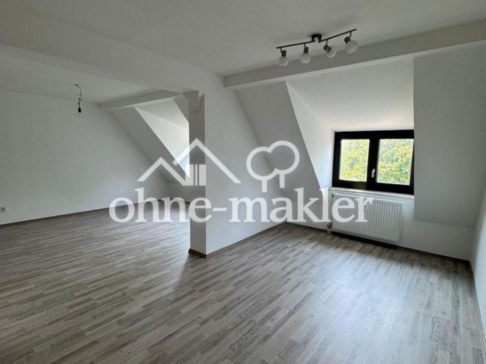 Charmante Dachgeschosswohnung im 2. Obergeschoss – großzügiges Wohnen im beliebten Stadtosten – Foto 1