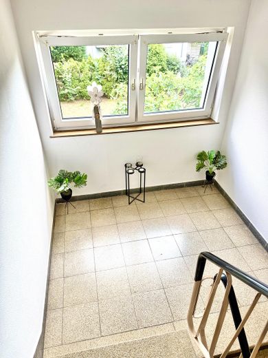 Investieren Sie in Ihre Zukunft: 3 Zimmerwohnung, große Küche + Stellplatz in angenehmer Wohnlage – Treppenhaus