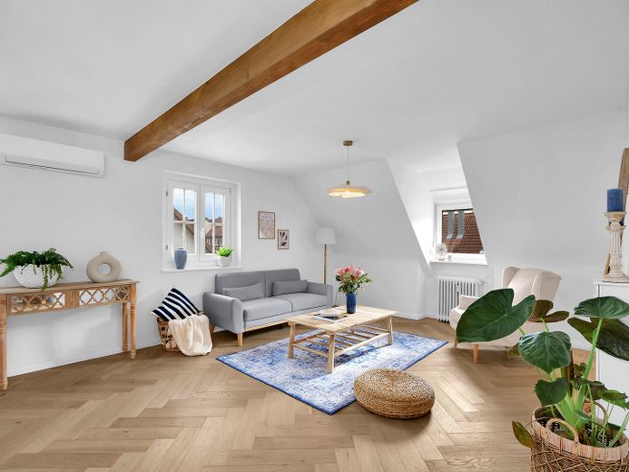 Provisionsfrei: Renovierte Wohnung mitten in Stuttgart mit Blick auf Weinberge und Grabkapelle – Wohnzimmer