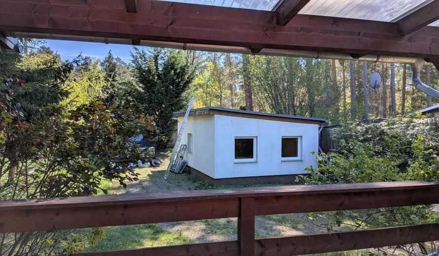 Erholungsgrundstück mit Wohnbungalow & Ausbau-Potential in Mützdorf (Bauland!)- sofort bezugsfertig – Blick - Terasse zum Nebenhaus