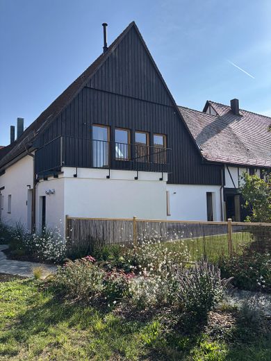 Vida única: loft con balcón soleado y jardín privado – Ansicht Gebäude