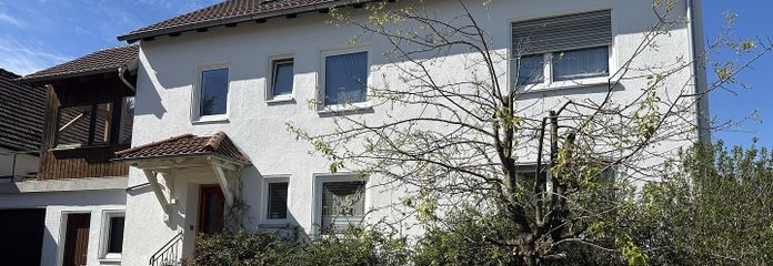 Ehemaliger Bauernhof mit Stadl, großem Grundstück und vielseitigen Nutzungsmöglichkeiten – Hofeinfahrt, Hauseingang NO
