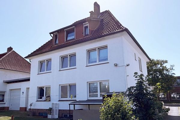 HAMBURGER DREIFAMILIENHAUS MIT 12 GARAGEN, LAUFENDEN MIETEINNAHMEN UND ENTWICKLUNGSPOTENZIAL!