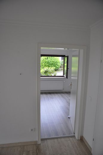 Luxuriöse 3-Zimmer Wohnung in Hoffnungsthal, edle Einbauküche mit Vollausstattung – Zugang Schlafzimmer weiß
