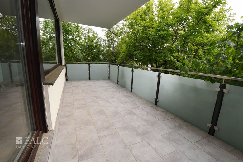 Komplett renovierte Luxus Maisonette im Grünen – Balkon