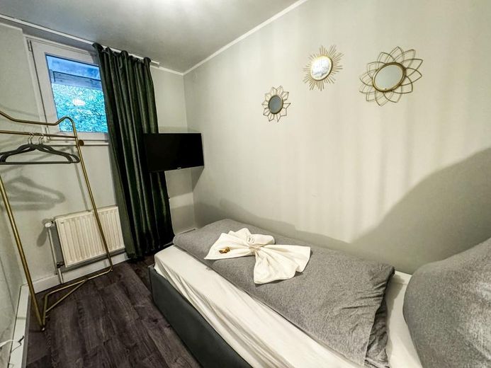 Voll möbliertes 2 1/2 Zimmer Apartment mit Balkon und High-Speed-Internet – Kleines Schlafzimmer oder Büro