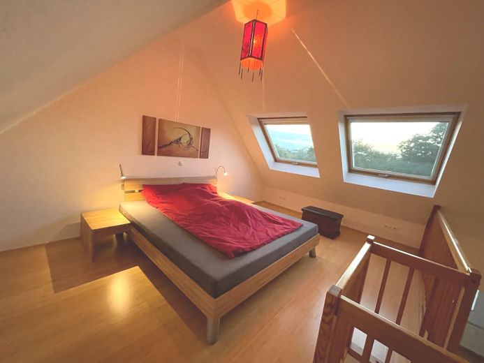 Helle voll möblierte Maisonette-Wohnung auf 2 Ebenen in ruhiger Lage in Hamburg-Eidelstedt – Einrichtung Galerie, abends
