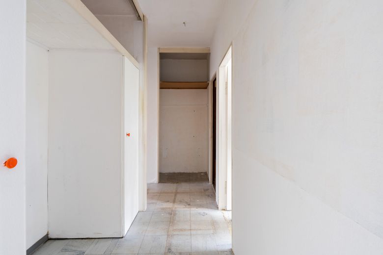 Yaklaşık 77,90 m² büyüklüğünde, hemen taşınılabilir 2,5 odalı daire; doğrudan sahibinden ve komisyonsuz – Flur 4