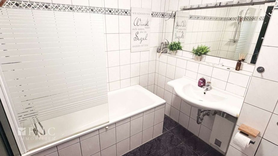 Stilvolle Eigentumswohnung mit Galeriecharakter und offener Raumgestaltung – Badezimmer